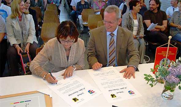Gemeindepräsidentin Christiane Griessen und Bürgermeister Werner Strack unterzeichnen die Urkunde zu «20 Jahre Partnerschaft».