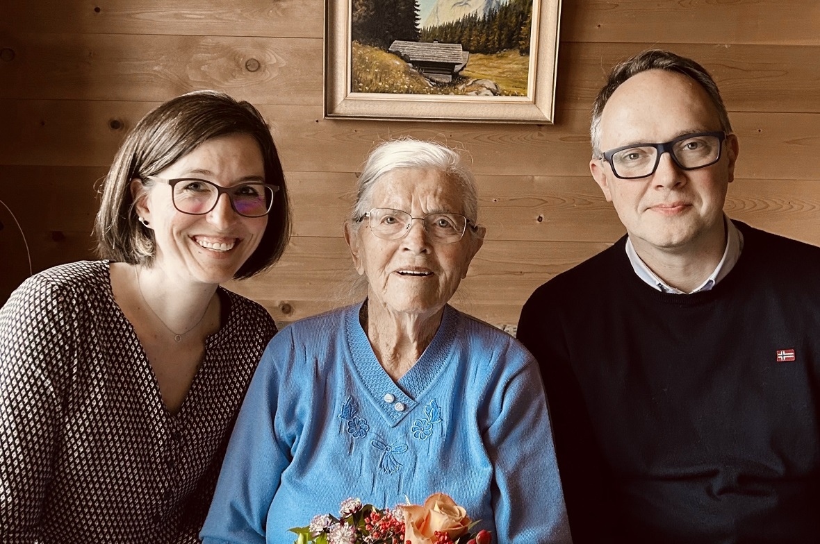 Gemeinderätin Cornelia Wittwer und Pfarrer Christof Mudrack gratulierten Louise Dänzer zu ihrem 100. Geburtstag.