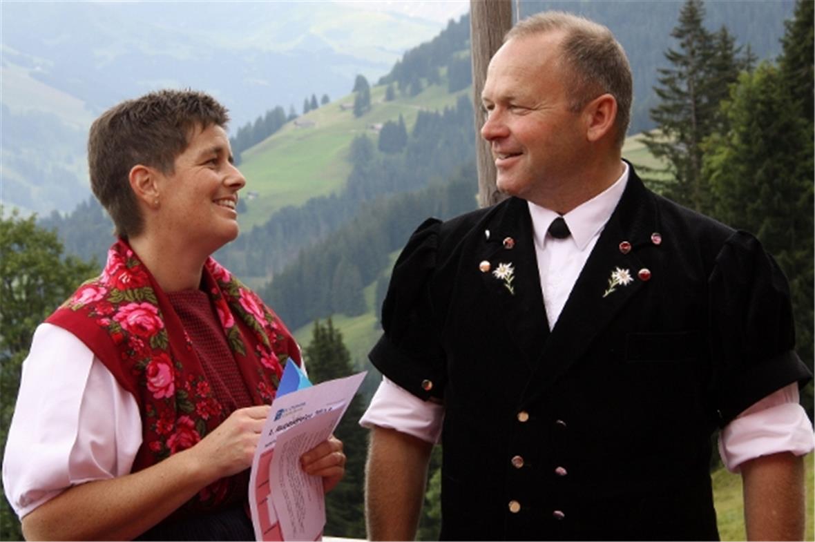 1.-August-Feier mit Nationalrat Andreas Aebi Gemeinderätin Käthi Rösti dankt Nationalrat Andreas Aebi für seine stimmige 1. August-Rede.