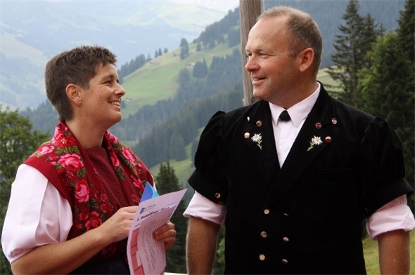 Gemeinderätin Käthi Rösti dankt Nationalrat Andreas Aebi für seine stimmige 1. August-Rede.