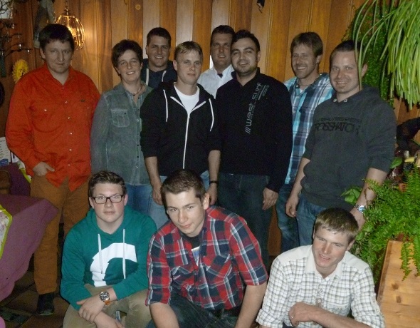 Gemeinderätin Käthi Rösti (zweite hinten links), Gemeinderat Jürg Grünenwald (siebter hinten links) mit entlassenen Angehörigen der Armee und Nachwuchssportlern.