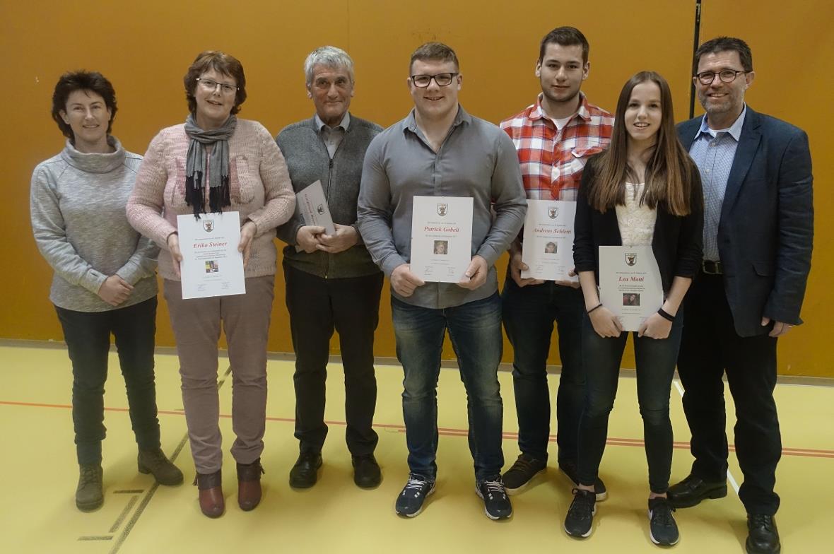 Gemeinderätin Pia Perren ehrte Erika Steiner, Gottfried Beetschen, Patrick Gobeli Andreas Schletti sowie Lea Matti, zusammen mit Gemeindepräsident Albin Buchs.