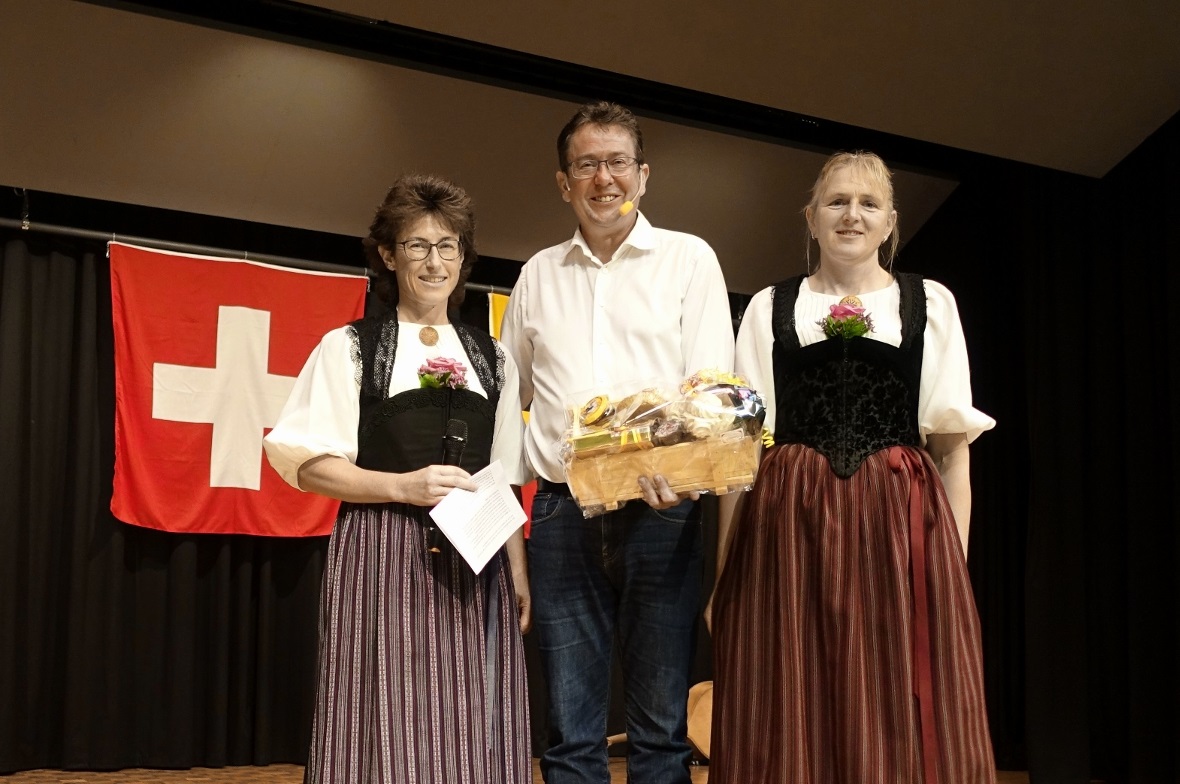 Gemeinderätin Pia Perren (links) und Tourismuspräsidentin Veronika Zumbrunnen da...