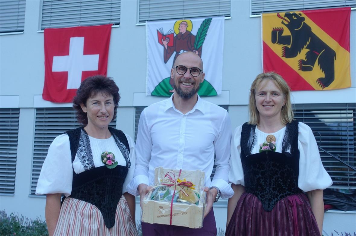 Gemeinderätin Pia Perren und Tourismuspräsidentin Veronika Zumbrunnen nahmen Marco «Büxi» Büchel nach seiner Festrede erfreut in ihre Mitte.