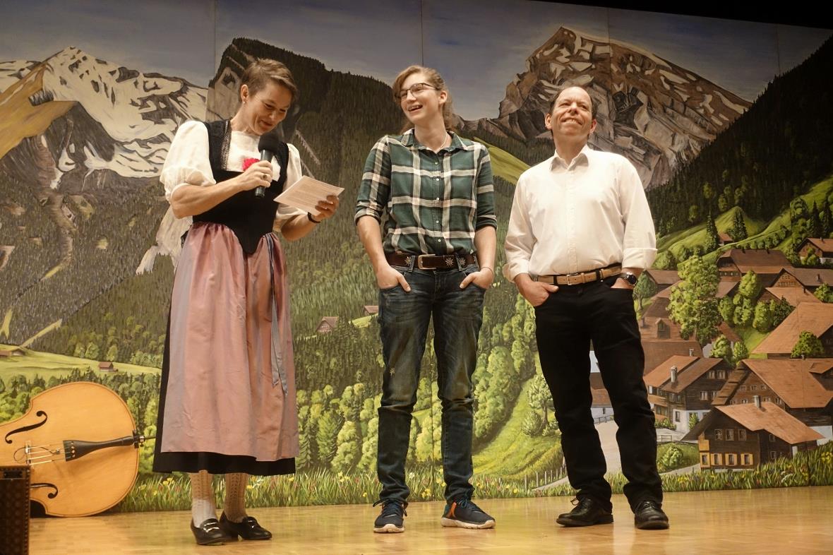 Gemeinderätin Theresia Stucki ehrte Schwingerin Melissa Klossner sowie Spitzenkä...