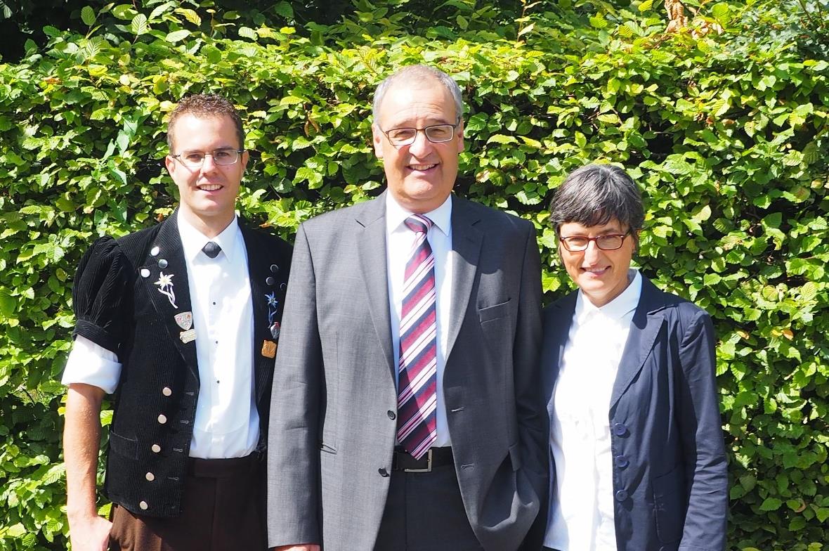 Gemeinderat Bruno Stucki durfte Guy und Caroline Parmelin in Wimmis empfangen.