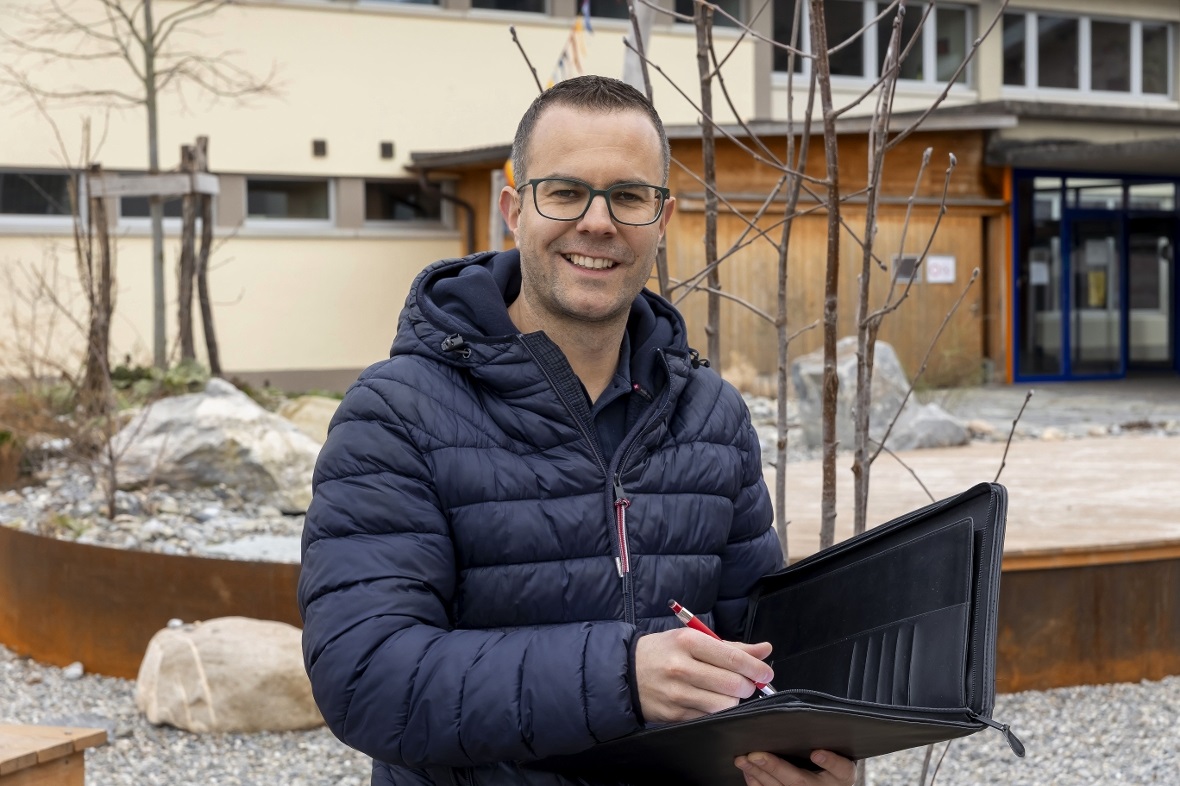 Gemeinderat Bruno Stucki erklärte die Umbauarbeiten. Dahinter das neue und schön...