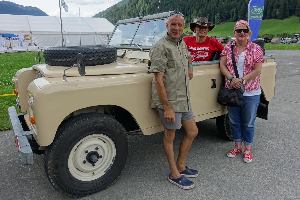 Gemeinderat Martin Bühler begrüsste beeindruckte Heimkehrende nach der Rundfahrt...