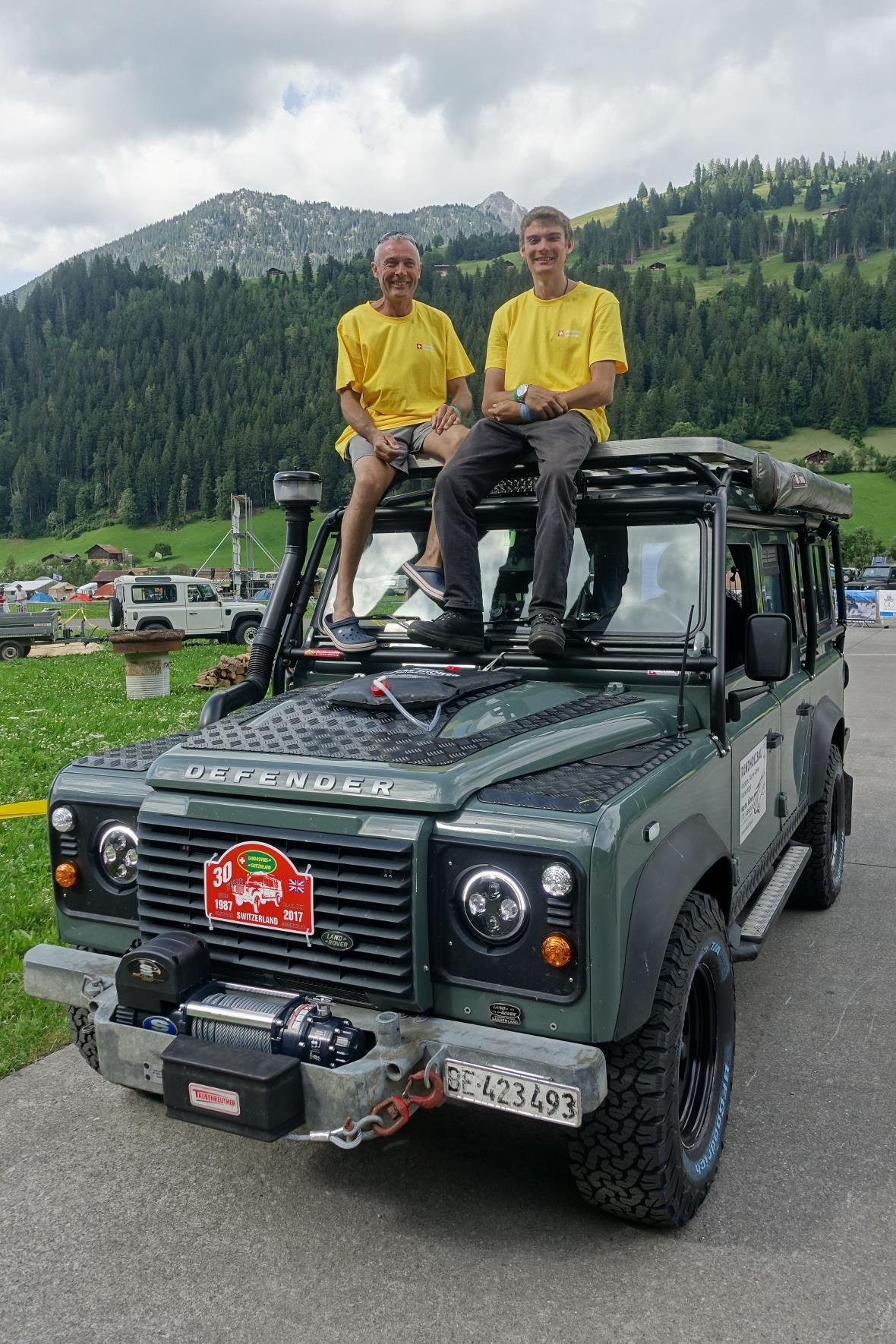 Gemeinderat Martin Bühler mit Sohn Stefan auf seinem Defender gehört seit vergan...