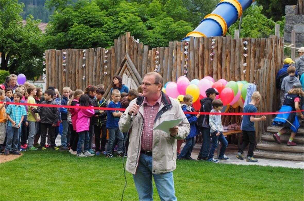 Gemeinderat Ueli Gfeller erzählte von der Sage des grimmigen Drachens, der im Se...