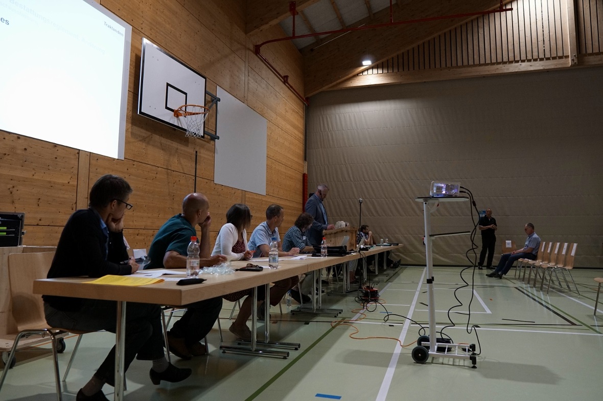 Gemeinderat und Gemeindepräsidium der Gemeinde Diemtigen bei der Gemeindeversamm...