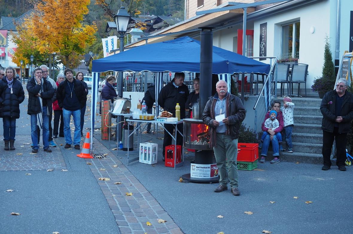 Gemeinderatspräsident Ernst Hodel wies auf die Bedeutung des Holzes im Simmental...