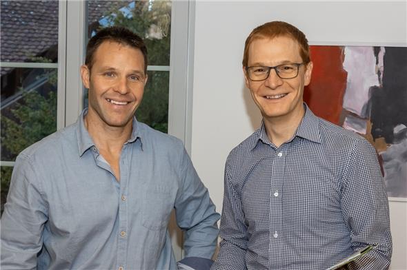 Gemeinderatspräsident Simon Künzi bespricht ein paar Geschäfte mit Gemeinderat Thomas Klossner für die Gemeindeversammlung vom 7. Dezember 2022.