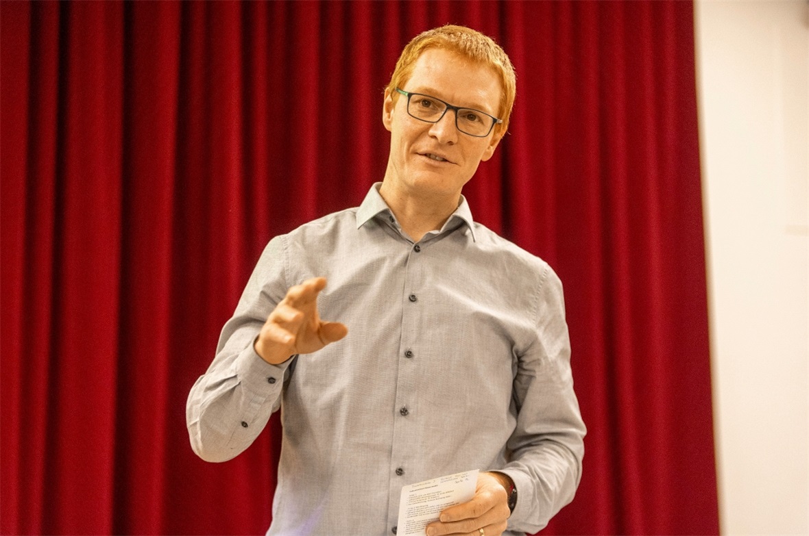 Gemeinderatspräsident Simon Künzi hat seinen Rücktritt vom Amt des Gemeinderatspräsidenten zum 31. Dezember 2022 bekannt gegeben.