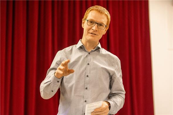 Gemeinderatspräsident Simon Künzi hat seinen Rücktritt vom Amt des Gemeinderatspräsidenten zum 31. Dezember 2022 bekannt gegeben.