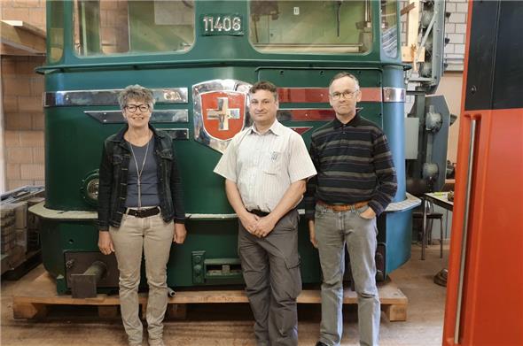 Gemeinderatspräsidentin Anna Bieri sowie Jürg und Rolf Suter (von links) freuen sich auf eine vielversprechende Zukunft des Eisenbahnlabors in Boltigen.