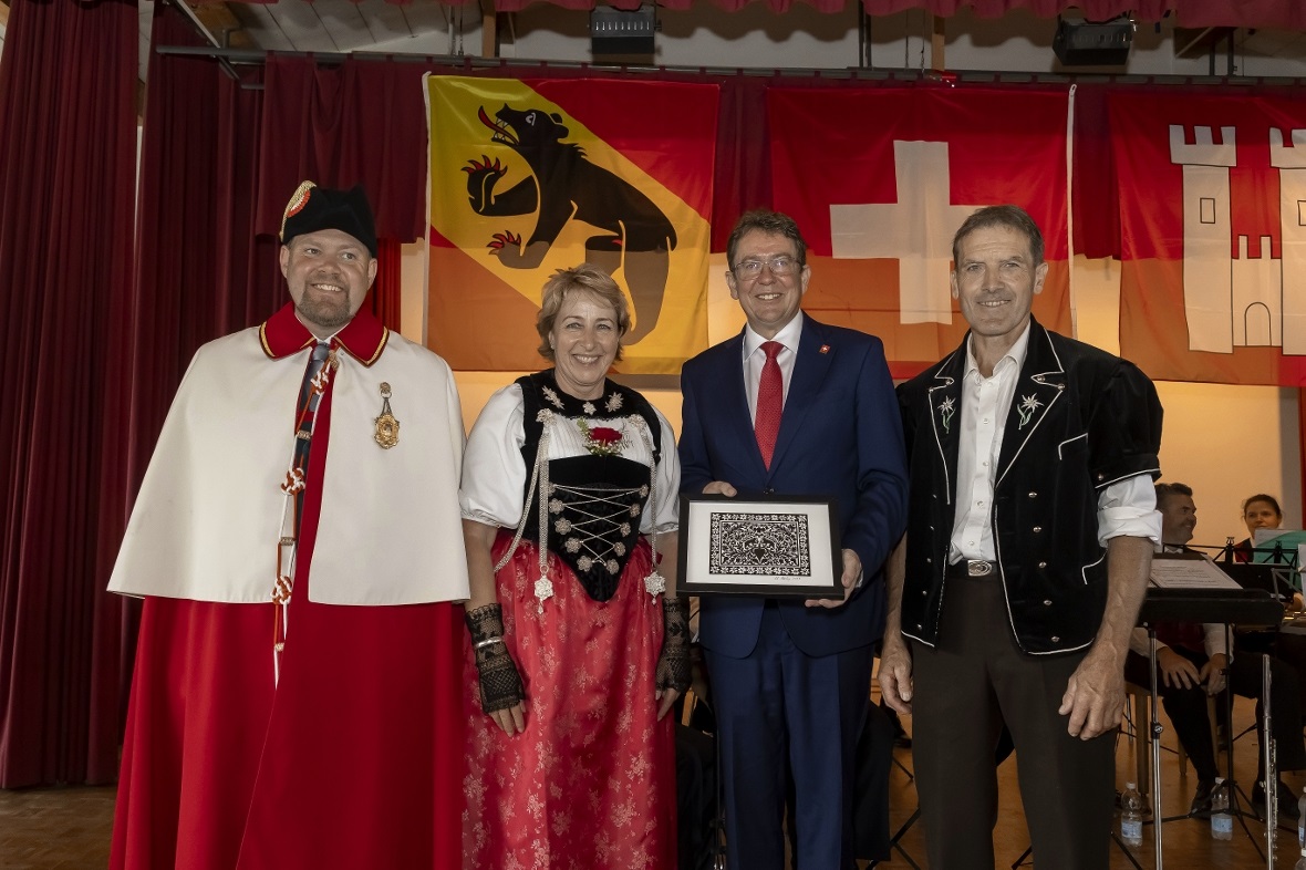 Gemeinderatspräsidentin Barbara Josi überreichte Bundesrat Albert Rösti gemeinsa...