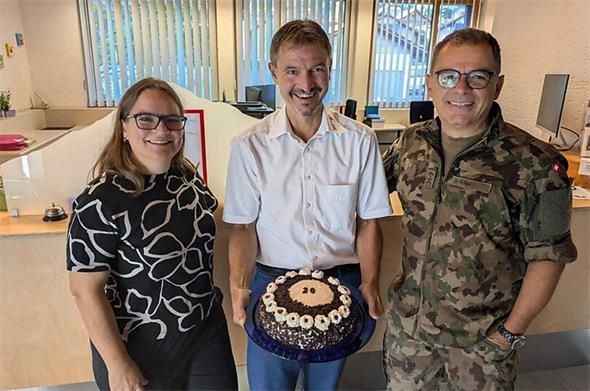 Gemeinderatsvizepräsident Andreas Rubin und Gemeinderätin Sabine Grötsch überbrachten Beat Schneider (Mitte) die besten Wünsche – und eine selbst gemachte Schwarzwäldertorte.