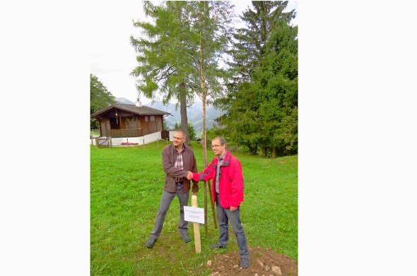 Gemeinderatsvizepräsident Kurt Luginbühl und Bürgermeister Václav Mateju vor dem soeben gepflanzten Freundschaftsbaum.