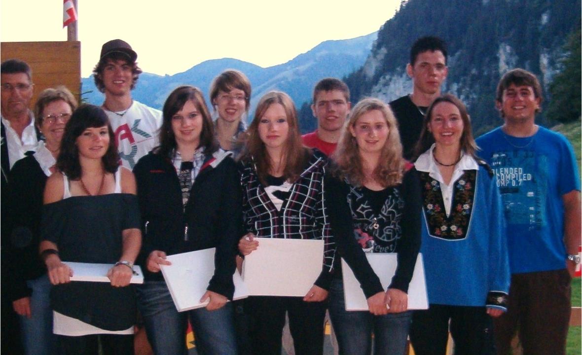 Gemeindevertreter mit den Jungbürgerinnen und Jungbürger.
