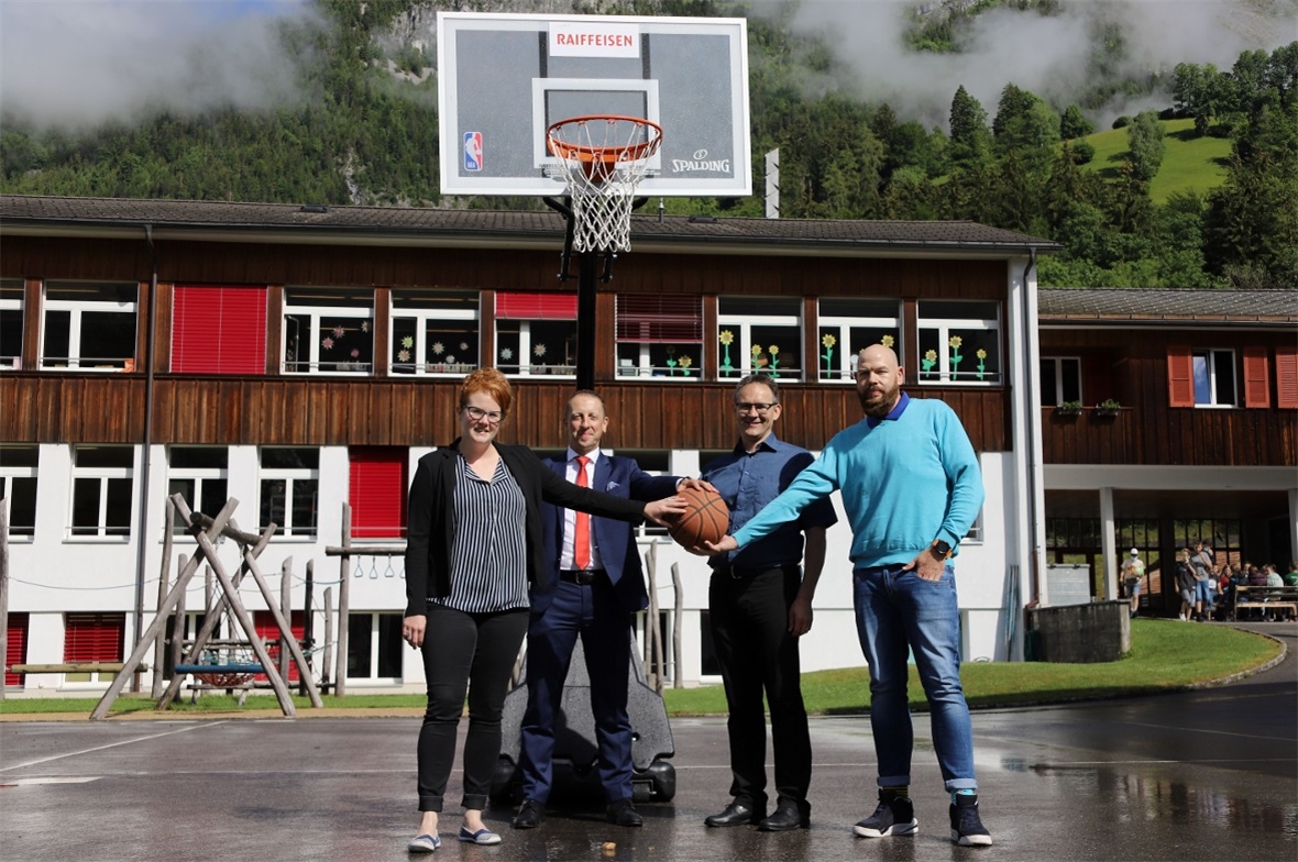 Gemeinsam den Ball ins Rollen bringen: Thanée Frauchiger, Leiter Marketing Raiff...