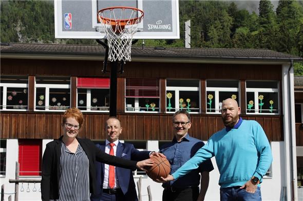 Gemeinsam den Ball ins Rollen gebracht: Thanée Frauchiger (Leiterin Marketing Raiffeisenbank Obersimmental-Saanenland) Andreas Josi (Vorsitzender der Bankleitung), Adrian Moser (Co-Präsident Reformierte Kirchgemeinde Boltigen) sowie Adrian Maurer (Schulsozialarbeiter Boltigen und Zweisimmen).