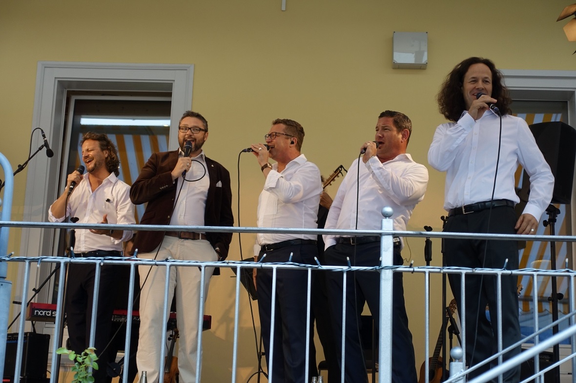 Gemeinsam mit Hoteldirektor und Gastgeber Jan Stiller (Zweiter von links) gab I ...