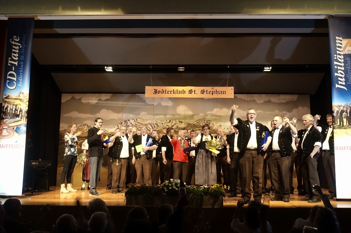 Gemeinsam mit dem Publikum wurde auf den neuen Tonträger angestossen.