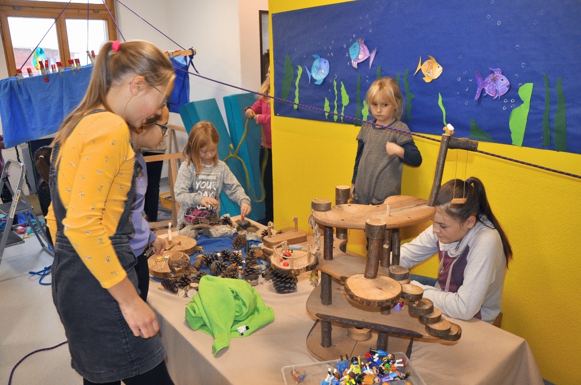 Gemeinsam werden Waldlandschaften gebaut.