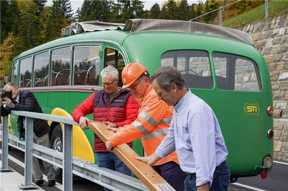 Gemeinsame Sache: Ueli Zeller (Gemeindepräsident Zweisimmen), Christoph Neuhaus (Regierungsrat) und Toni von Grünigen (Gemeindepräsident Saanen) bei der symbolischen Montage der «Goldenen Leitplanke».