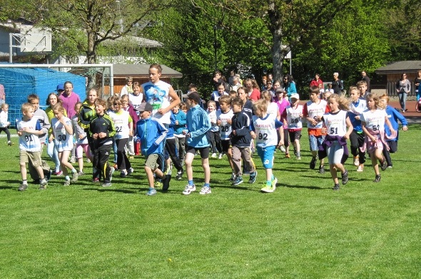 Gemeinsames Aufwärmtraining unter der Anleitung von Mike Matti.