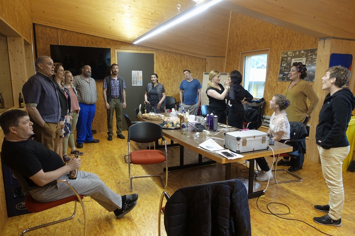 Gemeinsames Einsingen in der Garderobe