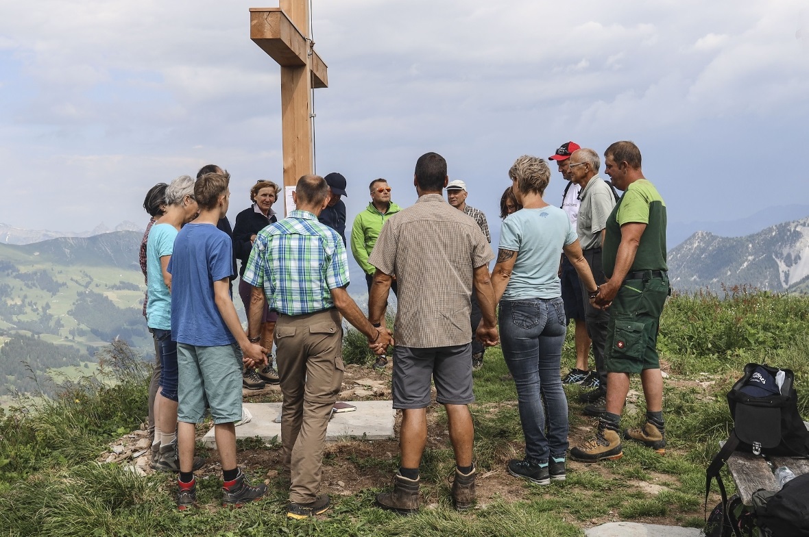 Gemeinsames Gebet um das neue Gipfelkreuz auf dem Schatthorn.