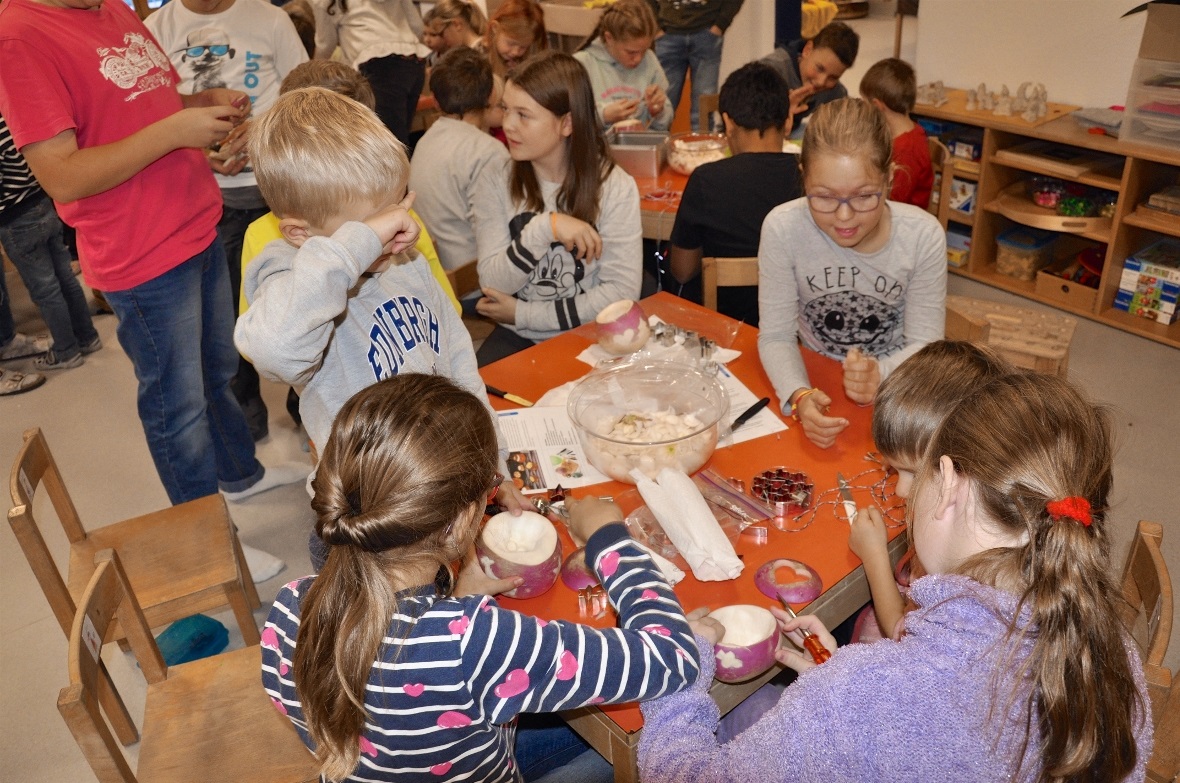 Gemeinsams schnitzen Kindergärtler mit Schülern die Räbeliechtli.