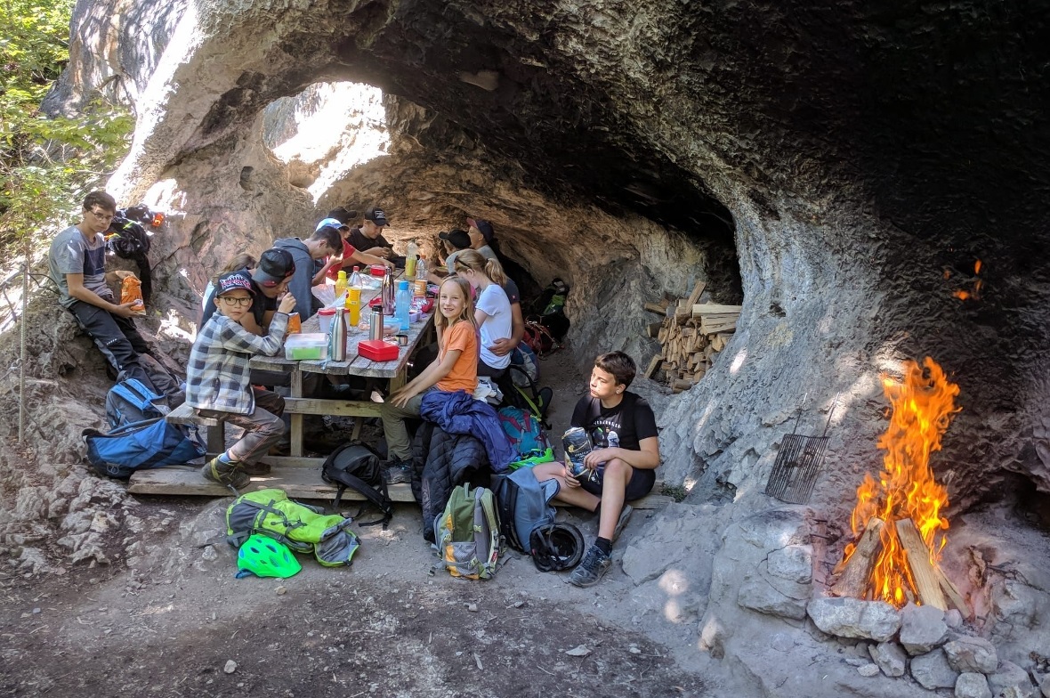 Gemütliche Ambiente beim Feuer im Schnurrenloch.