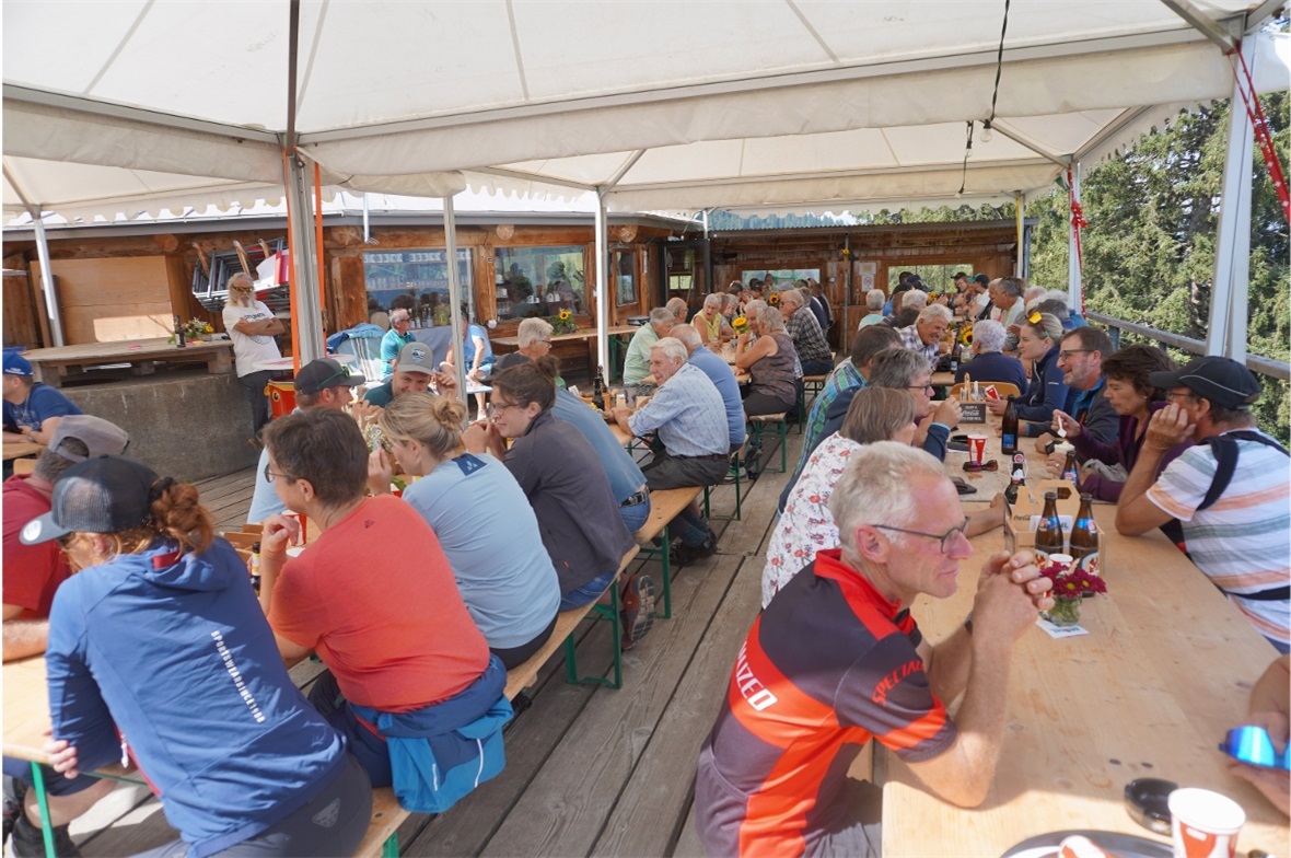 Gemütliche Dorfet-Stimmung auf der Terasse der Ritz-Bar.