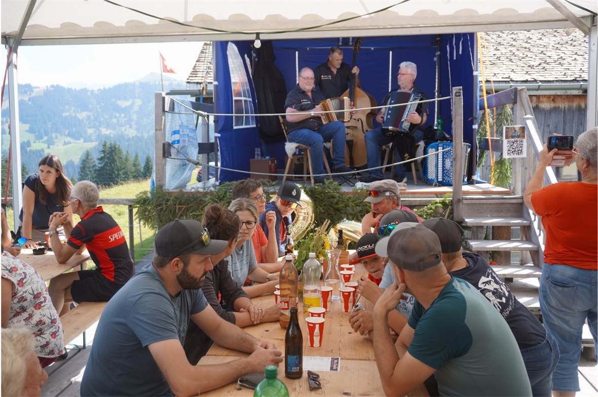 Gemütliche Dorfet – Stimmung mit musikalischer Unterhaltung durch das Ländlertri...
