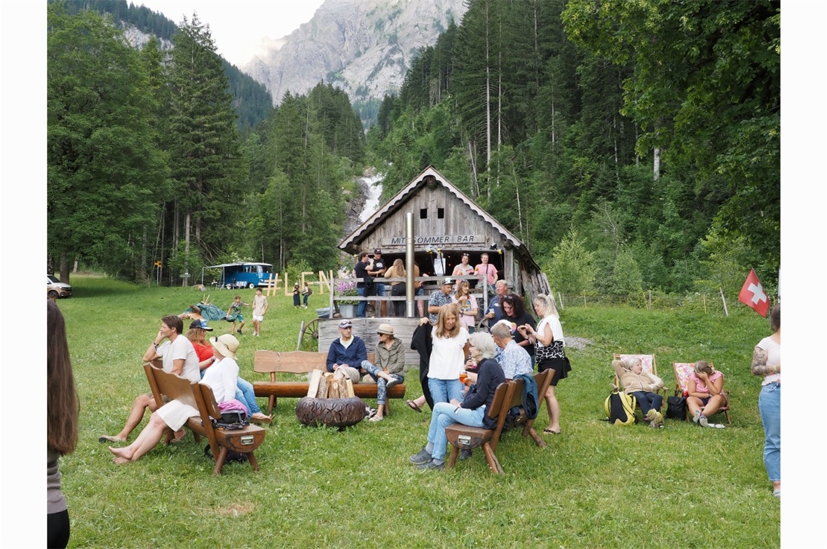 Gemütliche Festival-Atmosphäre vor der Mittsommerbar.