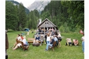 Gemütliche Festival-Atmosphäre vor der Mittsommerbar.