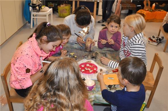 Gemütliche Runde beim Schnitzen.