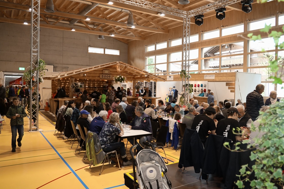 Gemütliches Beisammensein an der Gewerbeausstellung