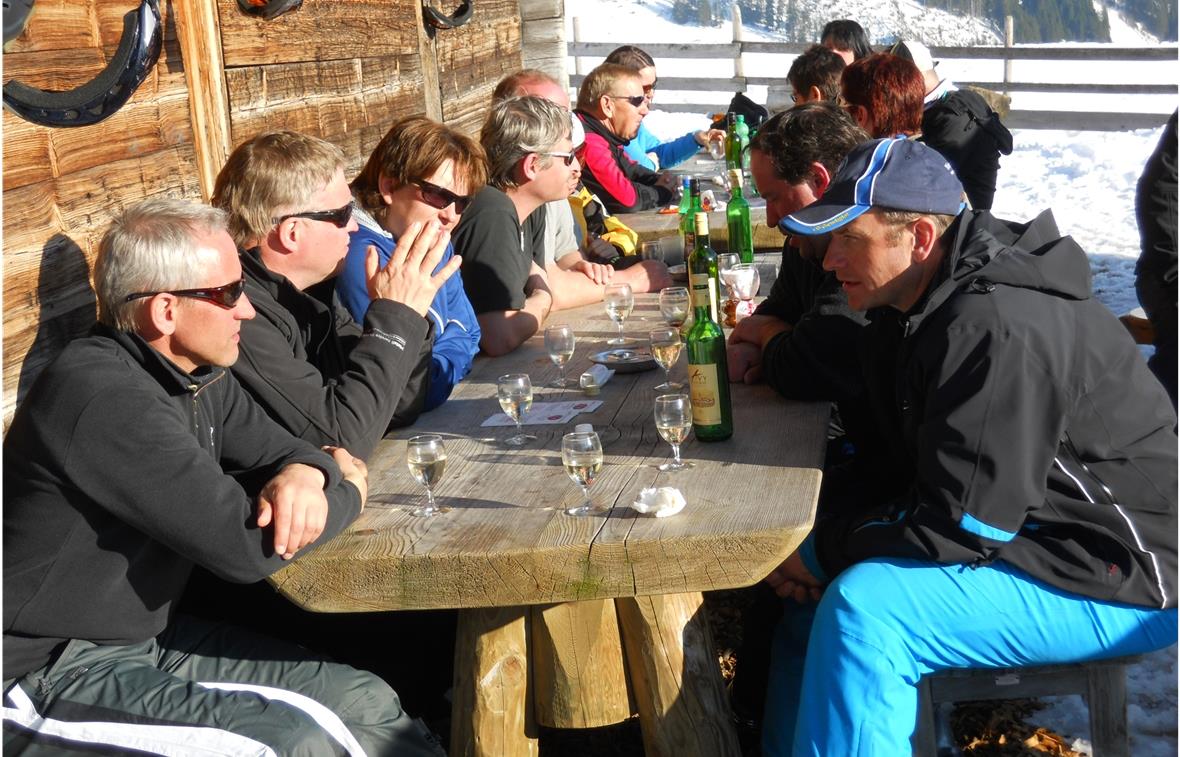 Gemütliches Beisammensein bei Hobelkäse, Zopf und Wein.