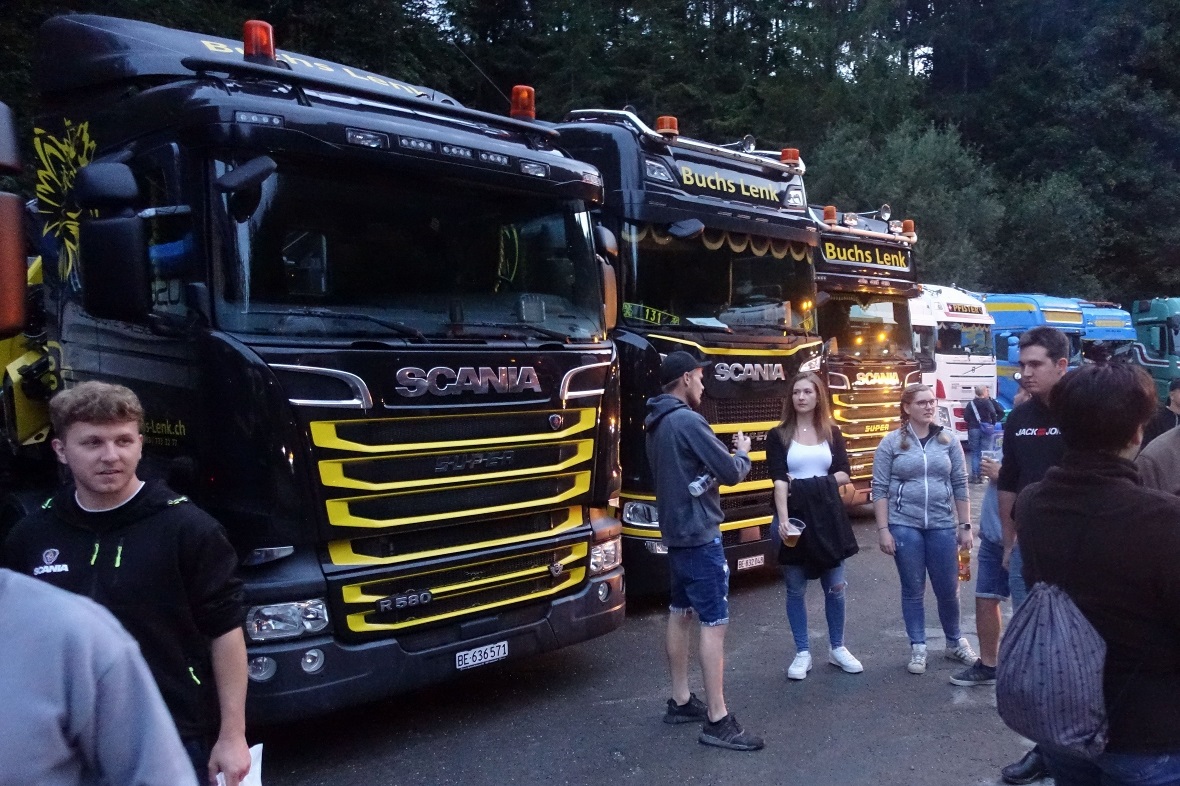 Gemütliches Disskutieren vor den Trucks.