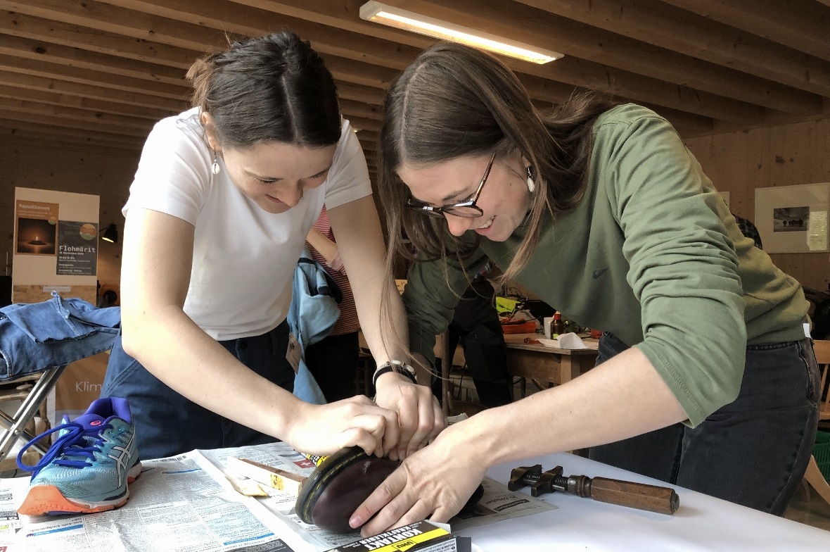 Genäht, gemessen, gelötet, geleimt: Das Repair Café Zweisimmen war gut besucht.