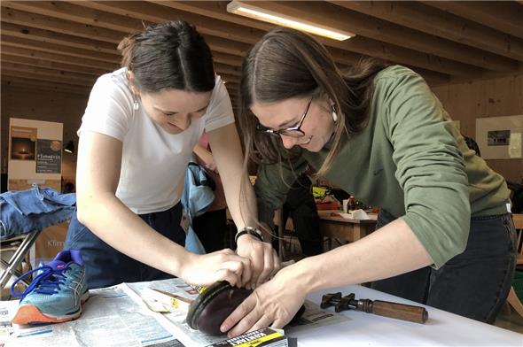 Genäht, gemessen, gelötet, geleimt: Das Repair Café Zweisimmen war gut besucht.