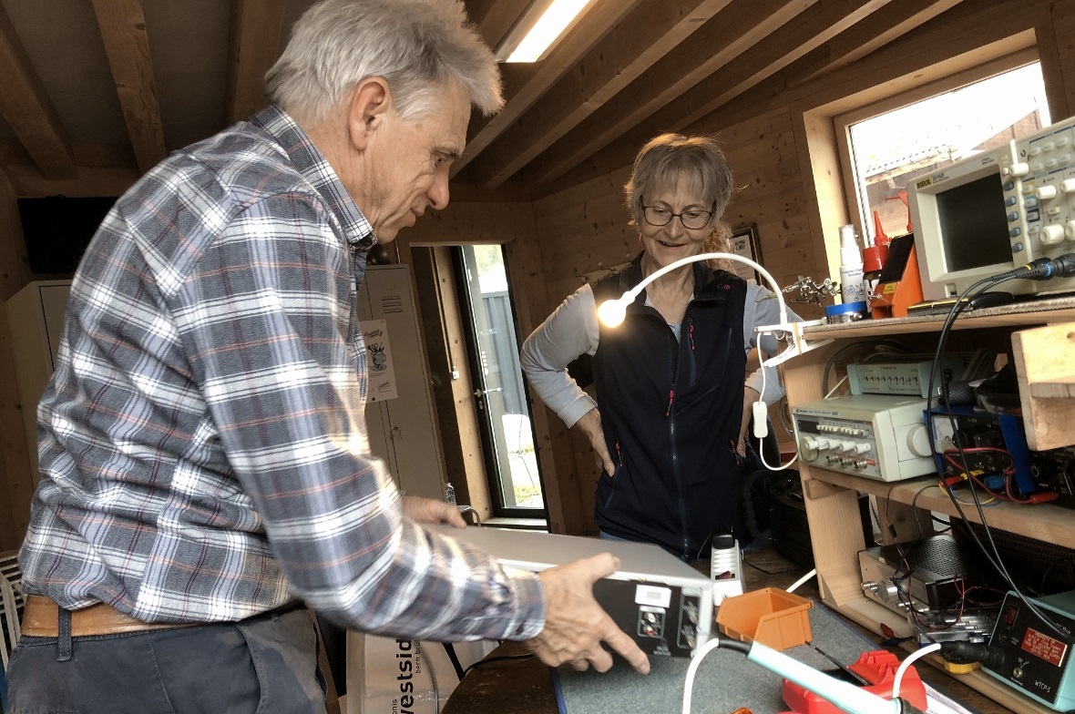Genäht, gemessen, gelötet, geleimt: Das Repair Café Zweisimmen war gut besucht.