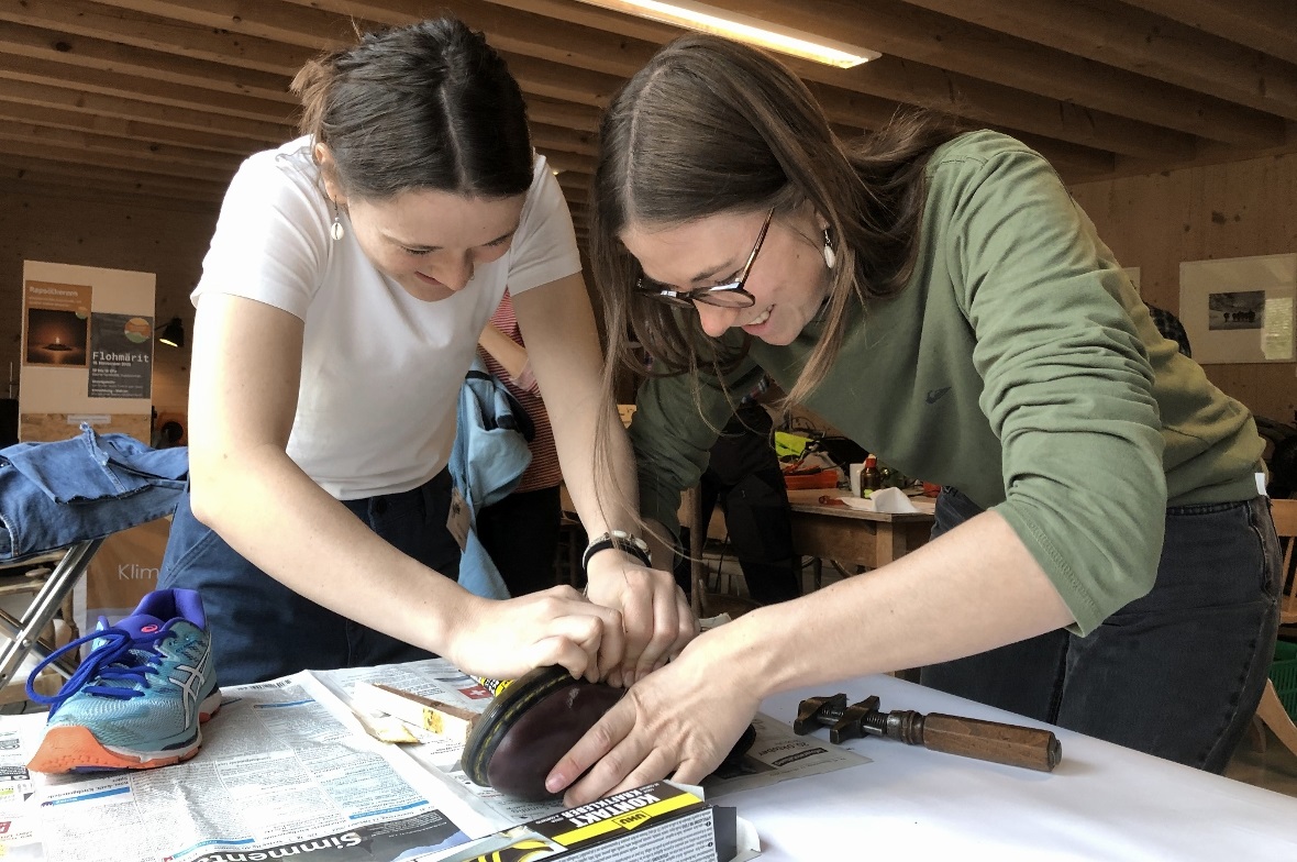 Genäht, gemessen, gelötet, geleimt: Das Repair Café Zweisimmen war gut besucht.