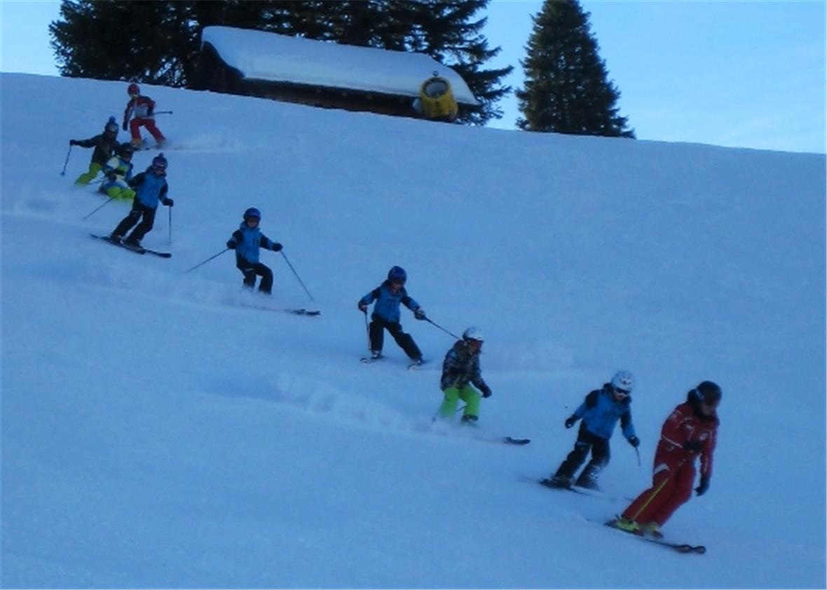 Genau in der Spur des Skilehrers bleiben.