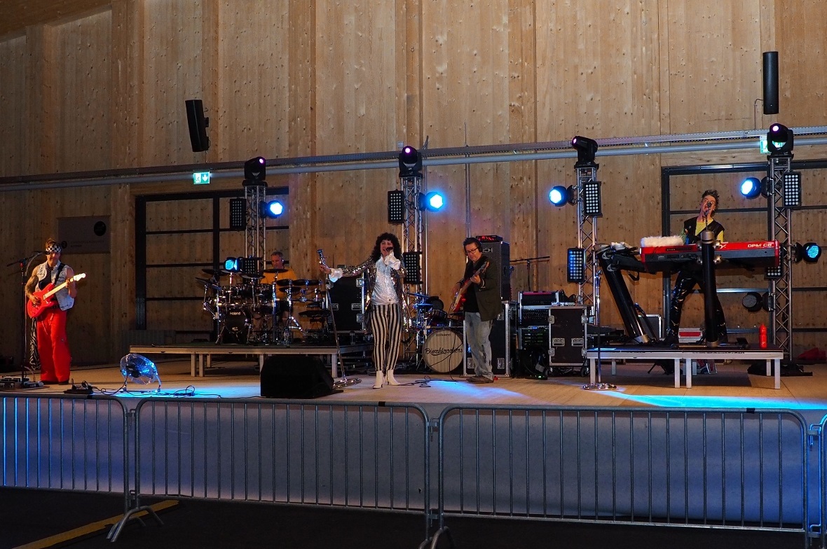 Generell80 eröffneten den Abend mit einem Konzert.