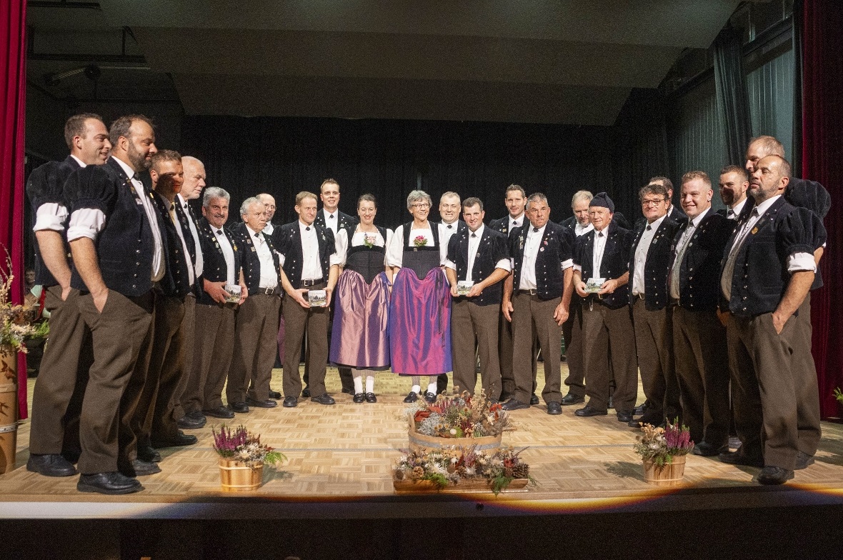 Genial und doch bodenständig: Der neuste Tonträger des Jodlerklubs Flüehblüemli Därstetten heisst «Im Nöie Gwand» und wurde passend zum 60. Jubiläum des Vereins veröffentlicht und hier dem Publikum präsentiert.